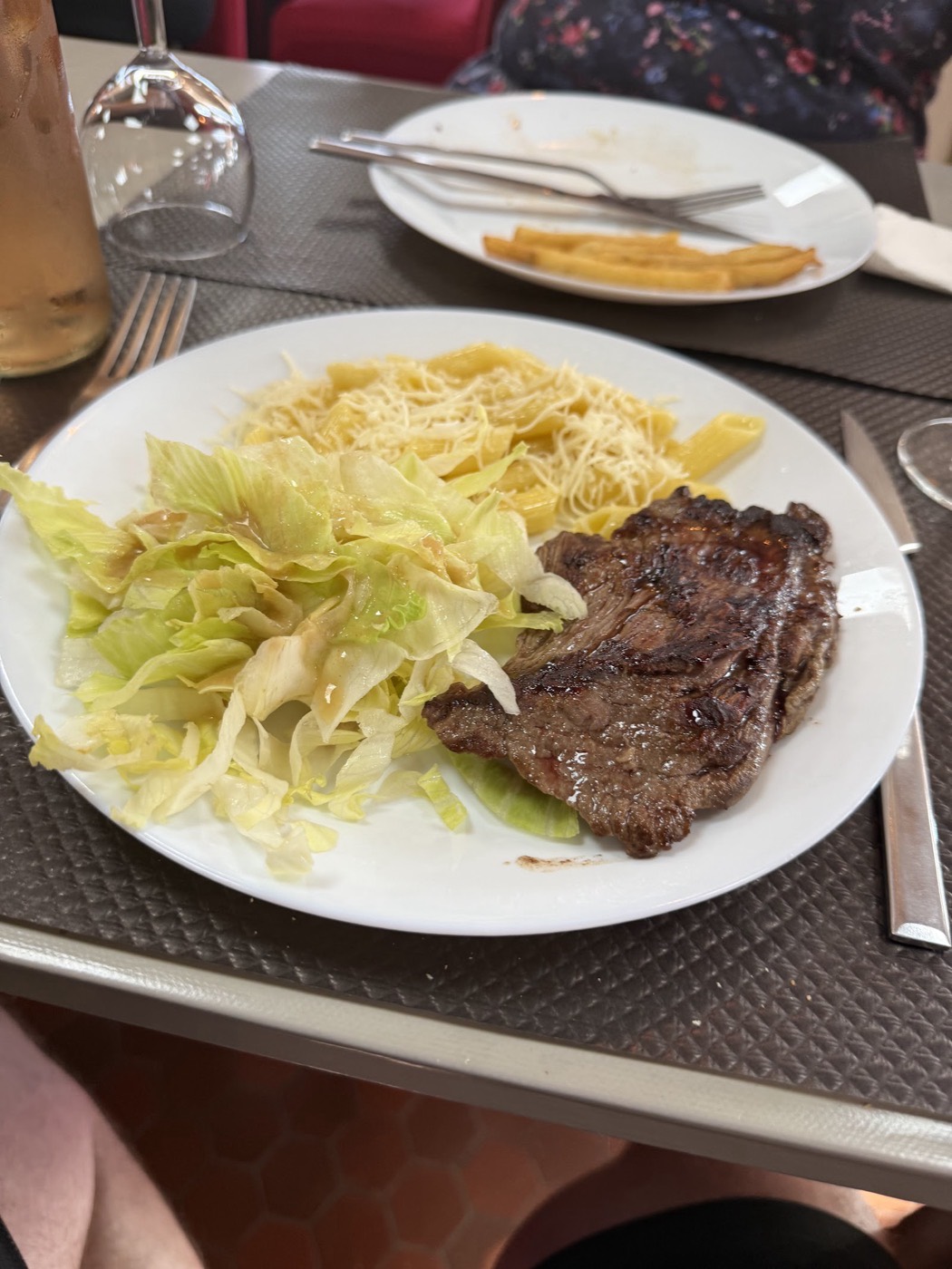 Entrecôte, pâtes fraîches et salade